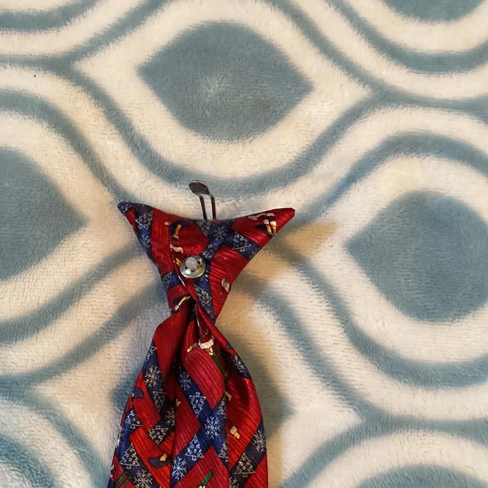 American Traditions child’s Christmas neck tie; 14” Long & 3” W; 100% silk; EUC